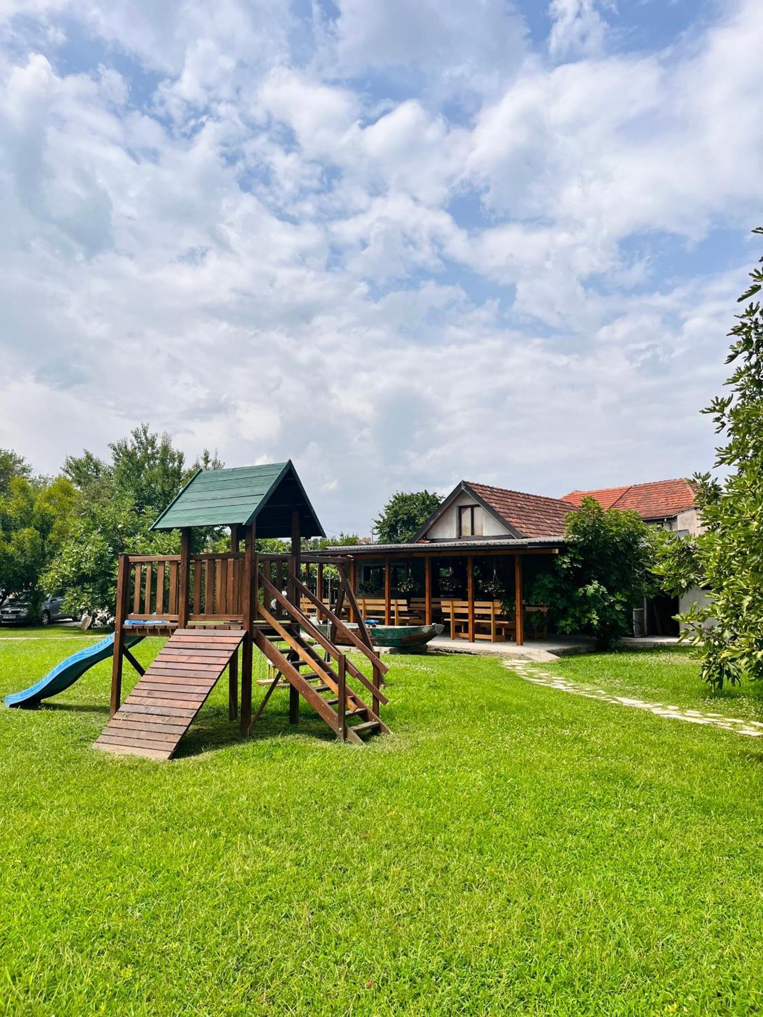 Balabani Local Stay Golubovci Exterior foto